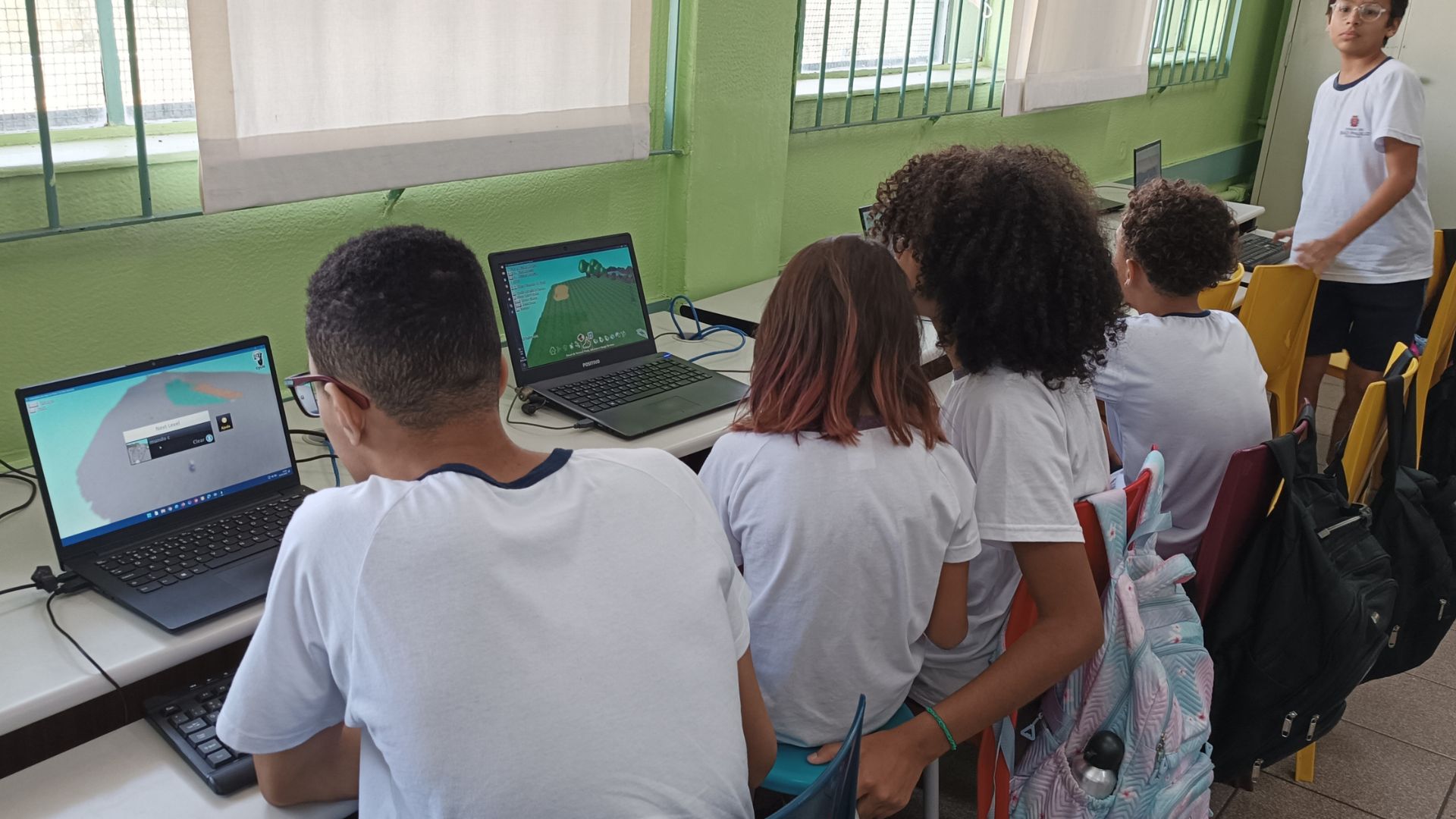 Alunos programando