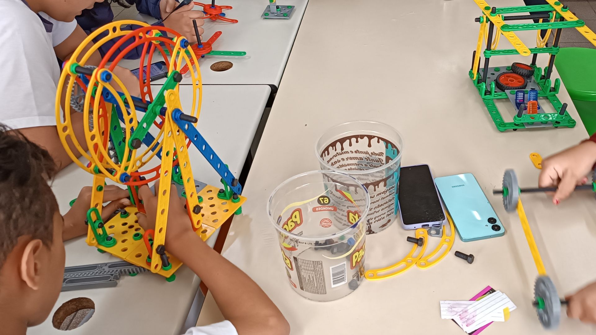 Alunos programando Arduino